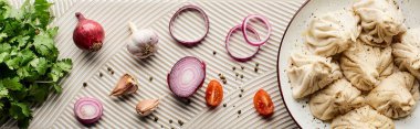 Sebze ve baharatların yanında bej desenli arka planda lezzetli khinkali manzarası, panoramik çekim