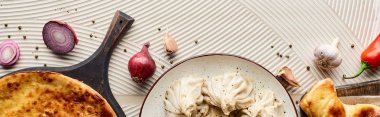 Sebze ve baharatların yanında nefis khinkali ve khachapuri manzarası bej desenli arka plan, panoramik çekim