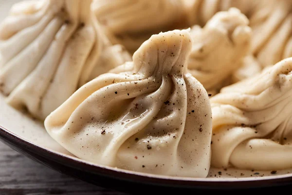 Nahaufnahme Von Köstlichem Chinkali Mit Schwarzem Pfeffer — Stockfoto