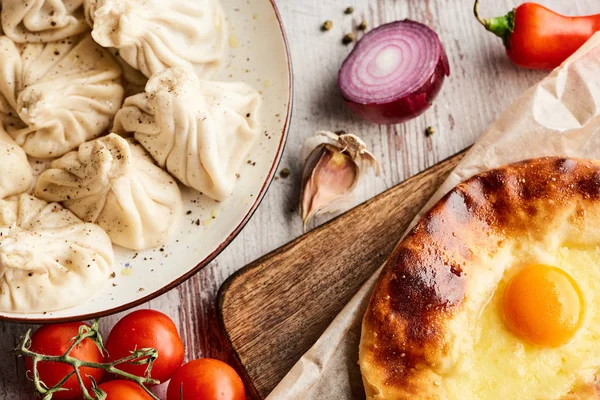 Vue Dessus Délicieux Khinkali Près Adjarian Khachapuri Sur Table Bois — Photo