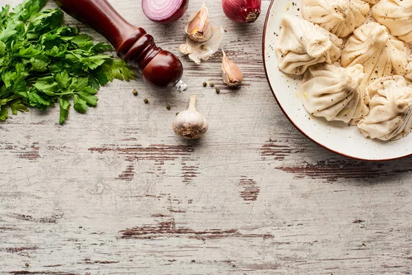 식탁에 채소와 근처에 맛있는 갈리의 꼭대기 — 스톡 사진