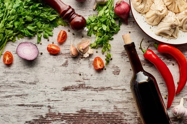 Felső Kilátás Ízletes Khinkali Közel Üveg Bor Zöldségek Fűszerek Asztalon — Stock Fotó