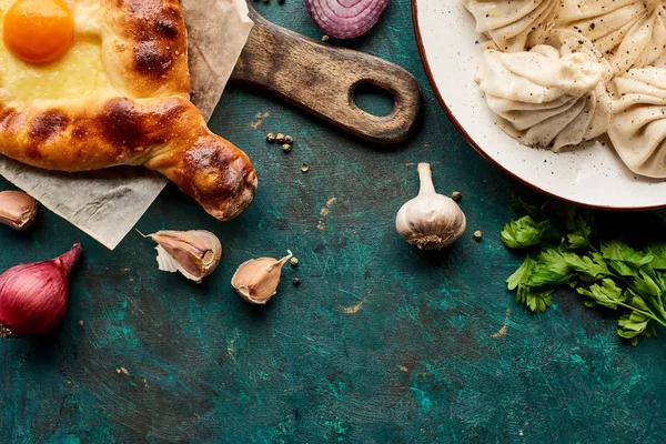 Vista Superior Delicioso Khinkali Adjarian Khachapuri Sobre Fondo Verde — Foto de Stock