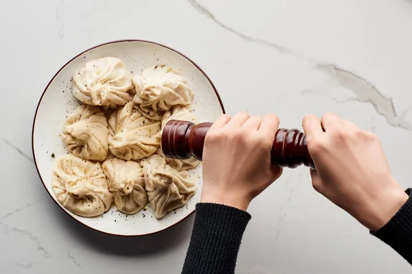 Vista Recortada Mujer Condimento Khinkali Delicioso Fresco Mesa Mármol — Foto de Stock