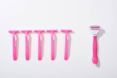 Düz, pembe jiletle beyaz arka planda yatıyordu.