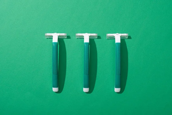 Flat Lay Green Disposable Razors Green Background — Stock Photo, Image