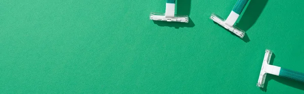 Top View Green Disposable Razors Green Background Panoramic Shot — Stock Photo, Image