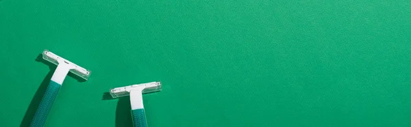 Вид Сверху Зеленые Одноразовые Бритвы Зеленом Фоне Панорамный Снимок — стоковое фото