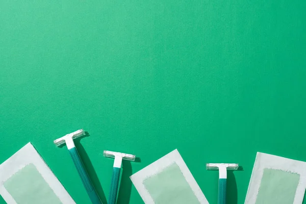 Yeşil Arka Planda Yeşil Tek Kullanımlık Tıraş Bıçakları Tüy Dökücü — Stok fotoğraf