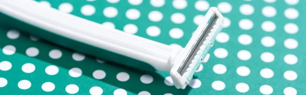 Close View Disposable Razor Green White Dotted Background Panoramic Shot — Stock Photo, Image