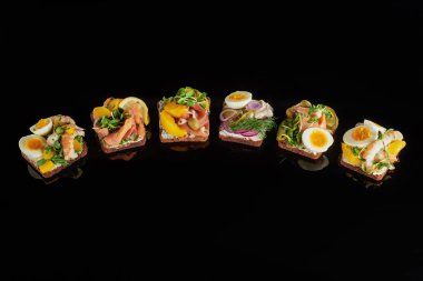 Çavdar ekmeği ve hazırlanmış Danimarka usulü siyah sandviç. 