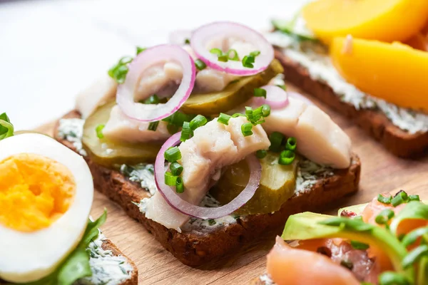 Foyer Sélectif Des Oignons Verts Frais Coupés Sur Savoureux Smorrebrod — Photo