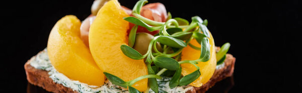 панорамный снимок консервированных персиков на датском сэндвиче Смореброд на черном
 