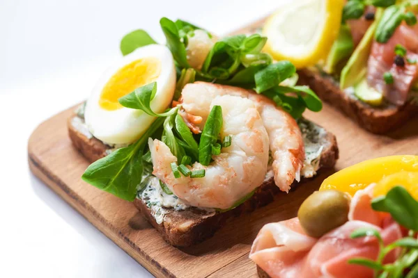 Close Smorrebrod Sandwich Tasty Shrimps White — Stock Photo, Image