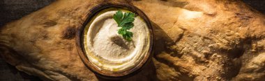 Lezzetli humus kasesinde taze pide, panoramik karede.
