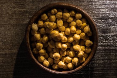 Tahta kırsal masada kasede nohut manzarası.