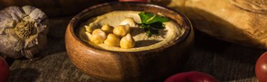 Lezzetli humus, nohut, pide, ahşap kırsal masada sarımsak, panoramik çekim