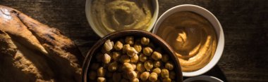 Lezzetli humus, nohut ve ahşap kırsal masada taze pişmiş pide, panoramik çekim.