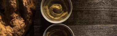 Lezzetli humus ve ahşap kırsal masada taze pişmiş pide manzarası, panoramik çekim.