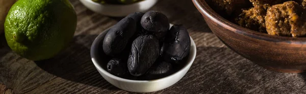 Délicieuses Boules Falafel Près Chaux Olives Noires Sur Table Rustique — Photo