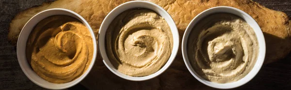 Vista Superior Del Delicioso Hummus Surtido Pita Recién Horneada Plano —  Fotos de Stock