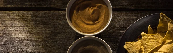 Vista Superior Del Delicioso Hummus Surtido Con Nachos Maíz Mesa —  Fotos de Stock