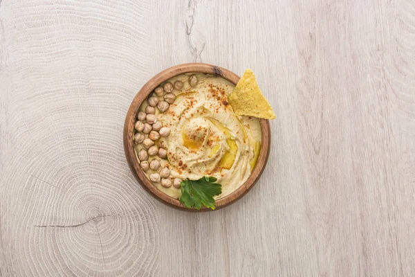Top View Delicious Hummus Chickpeas Nacho Bowl Beige Wooden Table — Stock Photo, Image