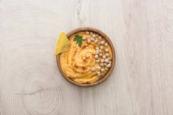 Top View Delicious Hummus Chickpeas Nacho Bowl Beige Wooden Table — Stock Photo, Image