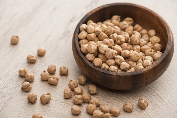 Pois Chiches Éparpillés Dans Bol Sur Une Table Bois Beige — Photo