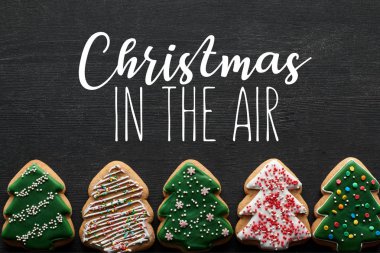 Siyah arka planda nefis Noel ağacı kurabiyeleriyle bembeyaz uzanmış Noel resimli. 