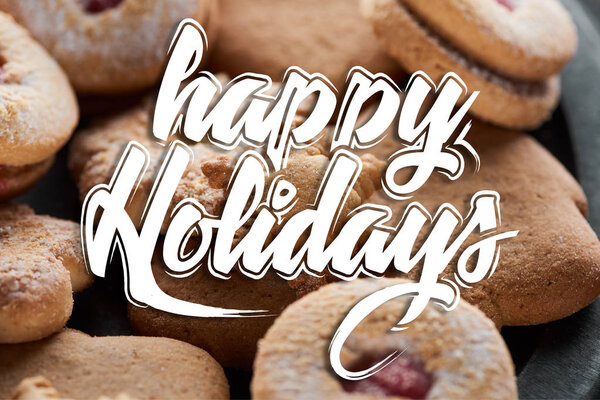 закрыть вид на вкусную испеченную снежинку со счастливыми праздниками иллюстрация
