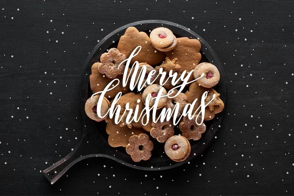 Felső Nézet Karácsonyi Cookie Serpenyőben Fekete Asztal Boldog Karácsonyt Hóesés — Stock Fotó