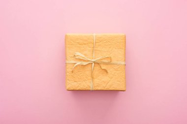 Pembeye sarılmış turuncu rengin üst görünümü 