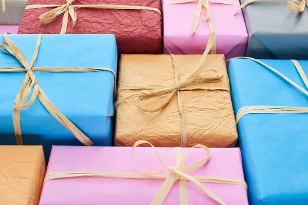 Bunte Und Verpackte Geschenke Mit Dekorativen Schleifen — Stockfoto