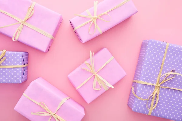 Draufsicht Auf Bunte Geschenkboxen Mit Schleifen Isoliert Auf Rosa — Stockfoto