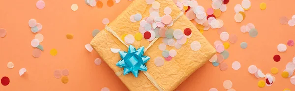 Panoramic Shot Gift Box Blue Bow Confetti Orange — Stock Photo, Image