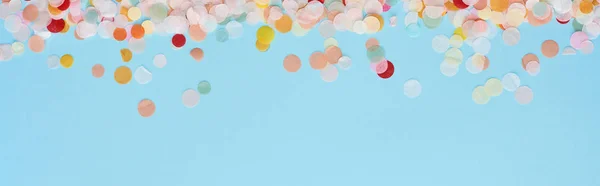 Панорамный Снимок Красочных Конфетти Голубом — стоковое фото