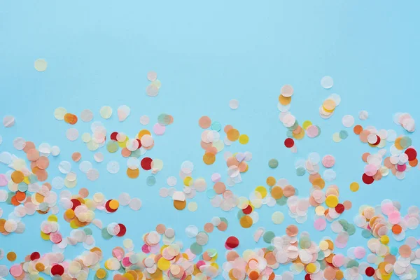 Bovenaanzicht Van Veelkleurige Confetti Blauw — Stockfoto