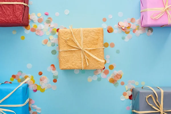 Bovenaanzicht Van Ingepakte Cadeautjes Bij Kleurrijke Confetti Blauw — Stockfoto