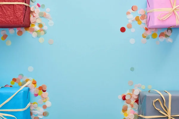 Vista Superior Presentes Embrulhados Perto Confetes Coloridos Azul — Fotografia de Stock