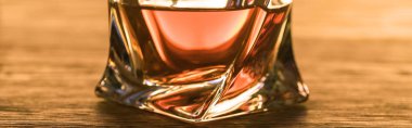 Brandy 'nin ahşap masadaki cam görüntüsünü kapat, panoramik çekim.