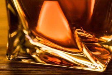 Brandy 'nin masadaki cam görüntüsünü kapat.
