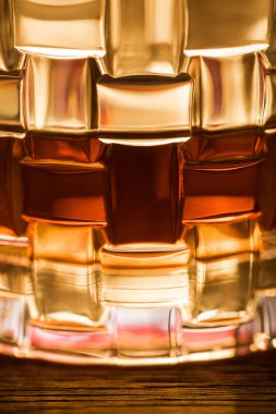Brandy 'nin ahşap masadaki camdaki görüntüsünü kapat.