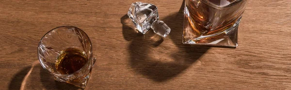 Bovenaanzicht Van Brandy Glas Decanter Houten Tafel Panoramisch Schot — Stockfoto