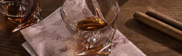 Brandy Glazen Met Kaart Sigaren Houten Tafel Panoramisch Schot — Stockfoto