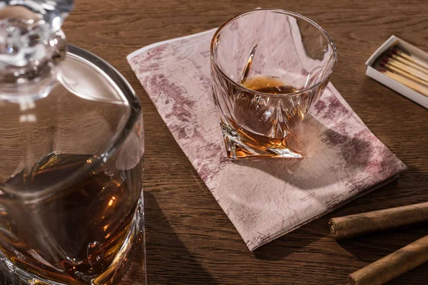 Verre Brandy Sur Carte Avec Carafe Cigares Allumettes Sur Table — Photo