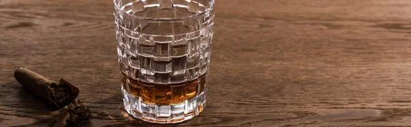 Glas Brandy Mit Zigarre Auf Holztisch Panoramaaufnahme — Stockfoto