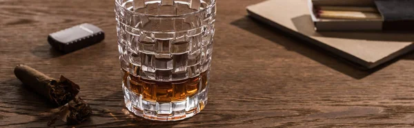 Bicchiere Brandy Con Sigaro Accendino Fiammiferi Tavolo Legno Colpo Panoramico — Foto Stock