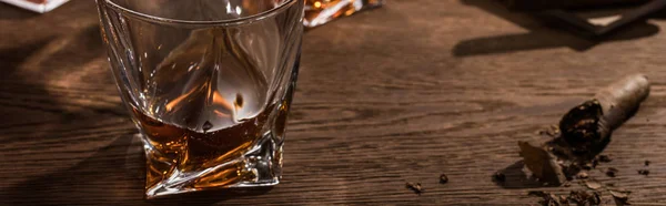 Brandy Glas Met Sigaar Houten Tafel Panoramisch Schot — Stockfoto