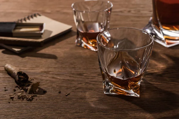 Enfoque Selectivo Brandy Vasos Con Puros Encendedor Fósforos Mesa Madera — Foto de Stock